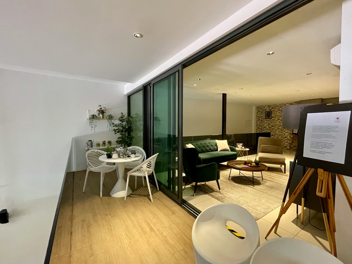 Salon moderne avec terrasse et enseigne de marque.